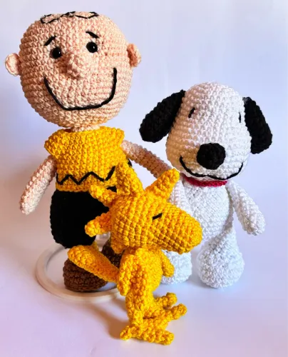 Kit Peanuts Bonecos Amigurumi - Snoop, Woodstock e Charlie Brown
