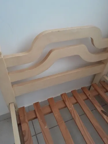 Cama de solteiro de madeira