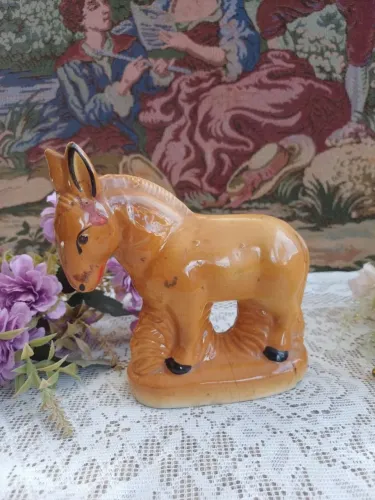 Escultura antiga em formato de burro jegue 