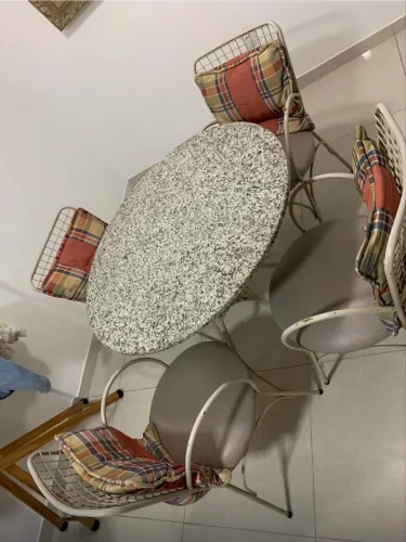 Mesa e cadeiras