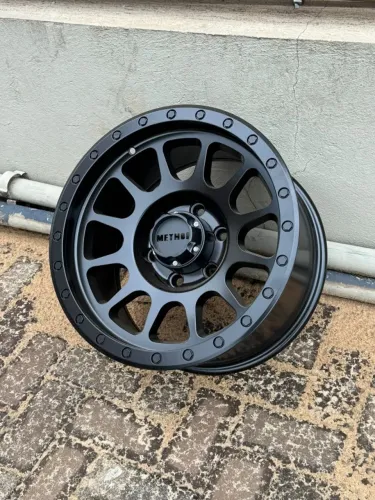 Rodas Method aro 17 6x139 Camioneta Preta Nova