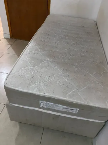 Cama de solteiro semi nova