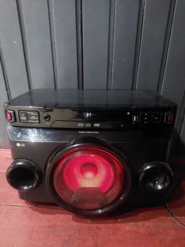 LG Xboom OM4560 com 200W de potência.