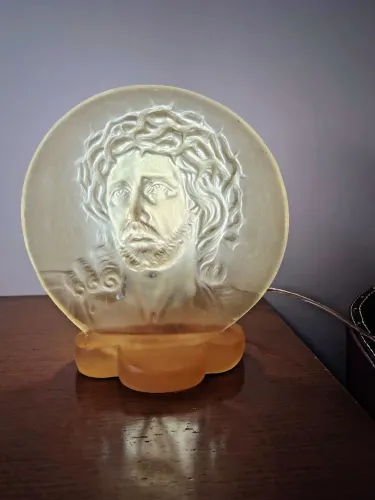 Luminária em resina com a face de Cristo. Botão liga e desliga, usa lâmpada comum. 