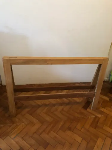 Vendo tábua de compensado de madeira com fórmica branca + 2 cavaletes 0,80cm altura