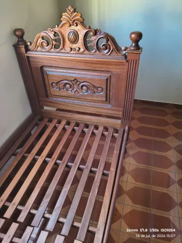Cama de Solteiro em Madeira Maciça Entalhada - Clássica
