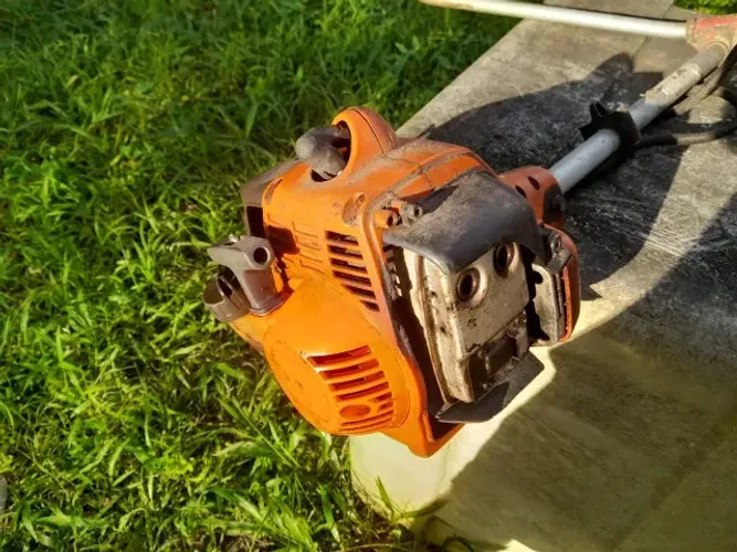 Husqvarna modelo 128R usada