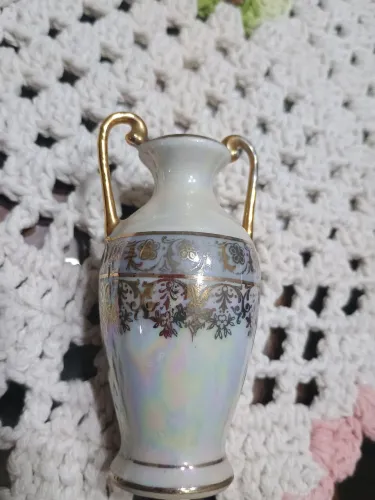 Vaso decorativo antigo em formato de ânfora feito de porcelana.