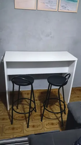 Mesa com banquetas