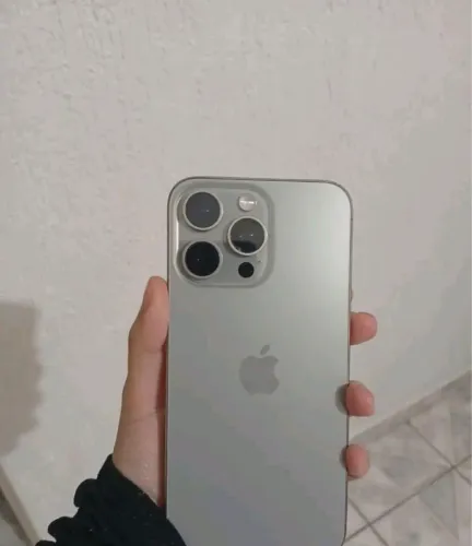 IPHONE 15 pro max 1 terá de memória