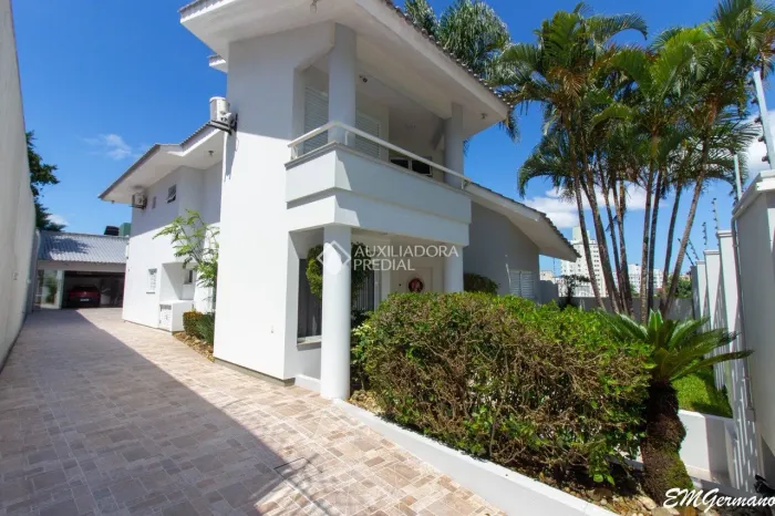 Casa no estreito com área privativa de 347m² muito bem localizada.