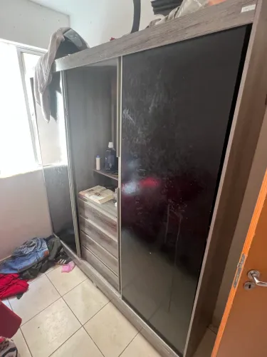 Vendo cama e guarda-roupa usados
