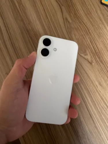 Vendo iPhone 16 bateria 100% muito novo!
