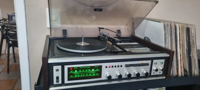 Toca disco Sanyo Garrard 