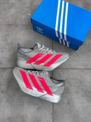 Tênis Adizero cinza e vermelho com placa 38 ao 43