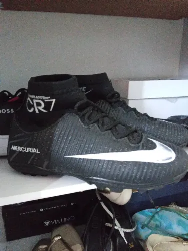 Chuteira society Nike CR7