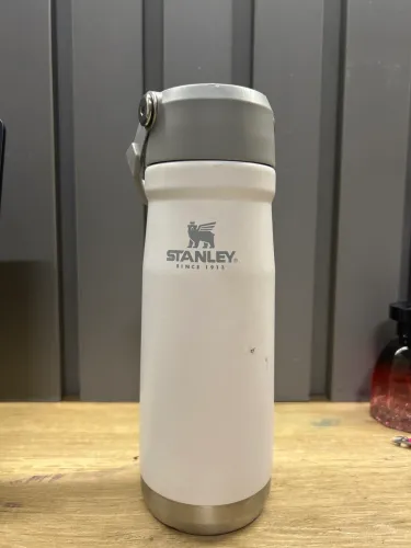 GARRAFA STANLEY FLIP STRAW 651ML BRANCA