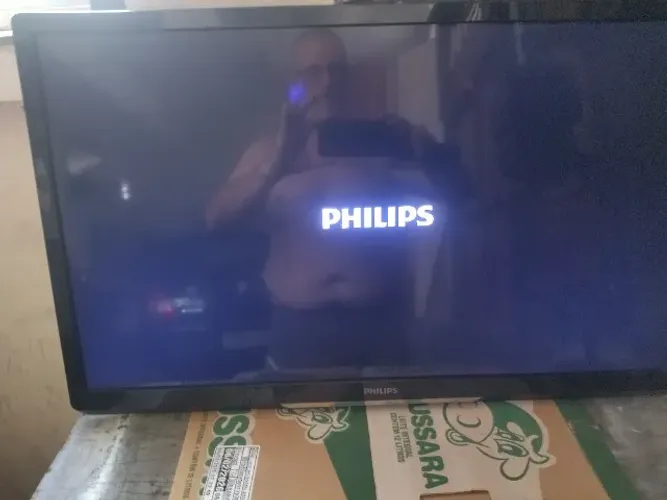 TV Philips 32 polegadas funcionando