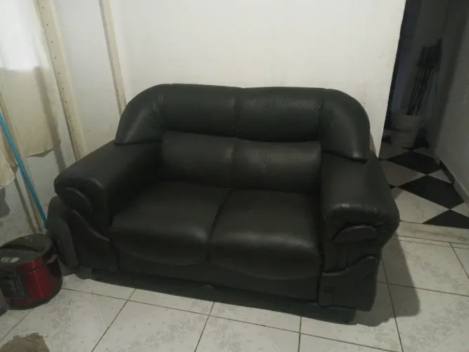 Sofá preto couro