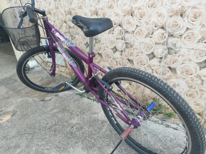 Bicicleta aro 24 Feminina com sextinha ... Pneus novos cubos rolamentados frezo aero...