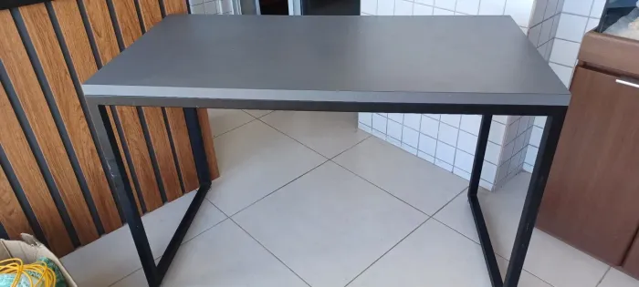 Mesa de ferro com tampa de madeira