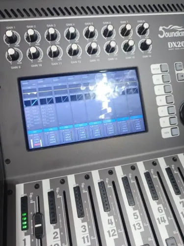 Mesa de som digital soundking Dx20 nova
