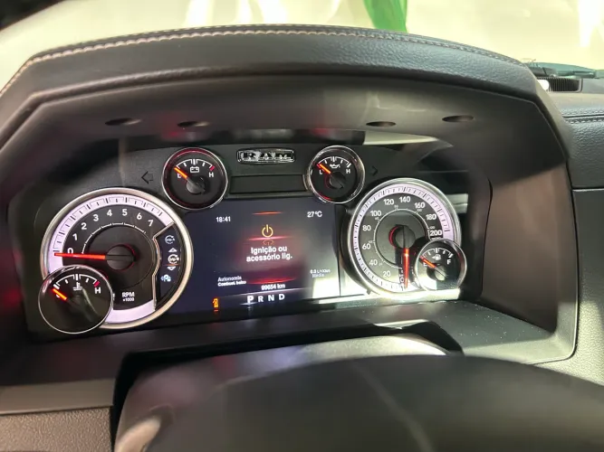Ram Classic Laramie Night Edition 5.7 V8 16V Gasolina 4X4 Aut. 2022