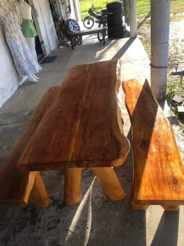 Mesa rústica com 2 bancos
