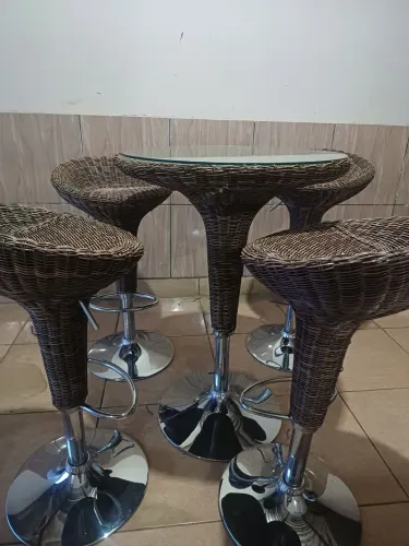  Conjunto de Bistrô de Junco/ Rottan com 4 Banquetas 