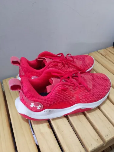 Tênis de Basquete Under Armour vermelho tamanho 40