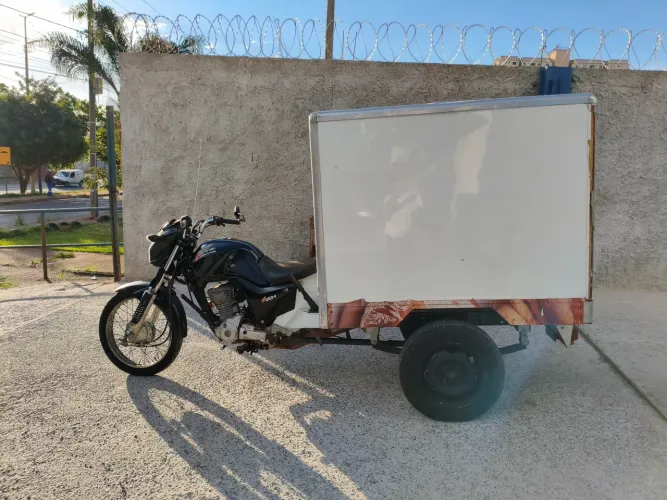 Vendo CG Titan 160 Start fusco com baú para entrega