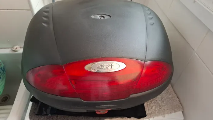 Baú Givi E450N 45 litros cabe 2 capacetes monolock chave reserva