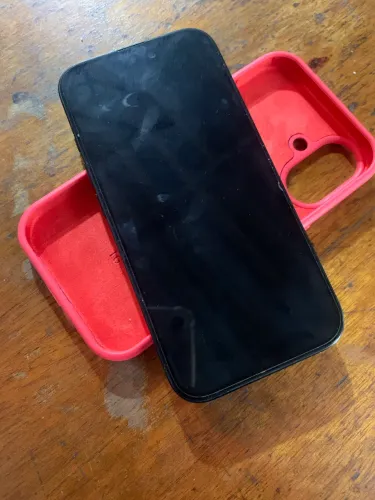 iPhone 16, semi novo completo, 7 messes de uso, acompanha 1 carregador e 3 capinhas