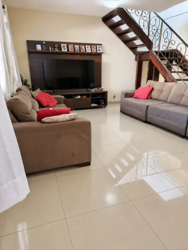 Casa 5 QTS, 4 SUITES, RUA 12 , AO LADO ACADEMIAS, MERCADOS E FARMÁCIAS.