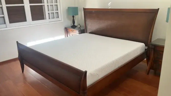 1. CAMA DE MADEIRA MACIÇA TAMANHO KING COM COLCHAO E 2 CRIADOS MUDOS