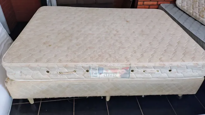 Cama box casal bem usadinha 