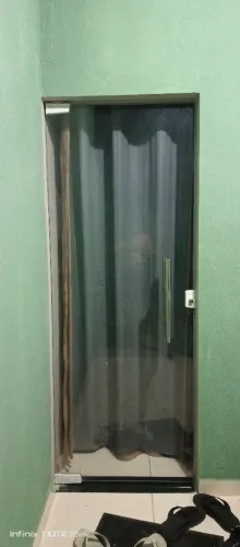 Duas portas de vidro 