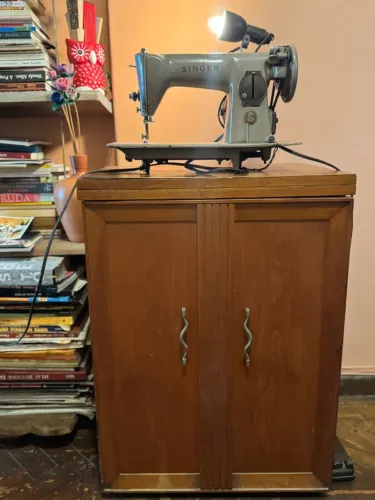Máquina Singer Vintage com armário
