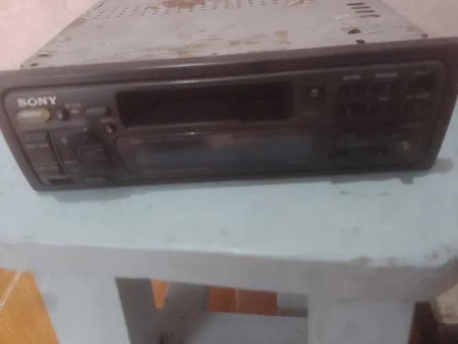 Rádio automotivo toca fitas Sony para revisão