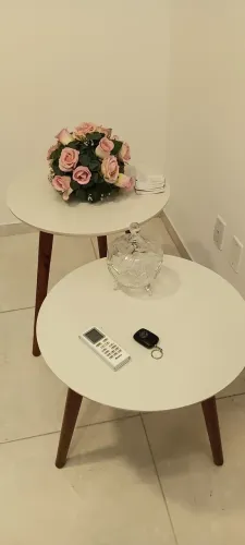 Duas mesinhas de canto