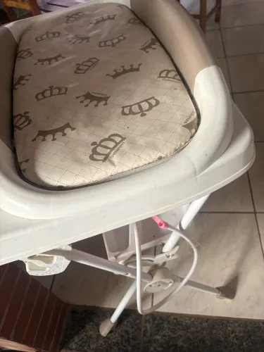 Trocador de bebê com banheira