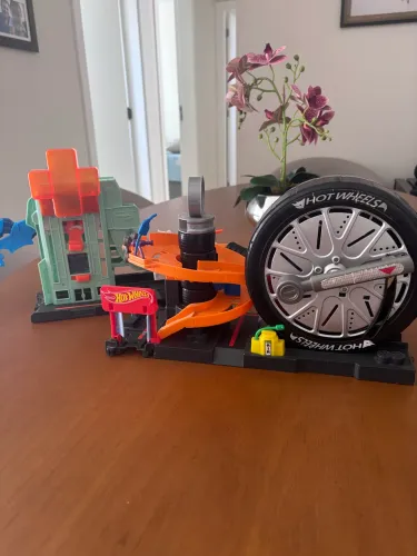Duas pistas Hot Wheels 