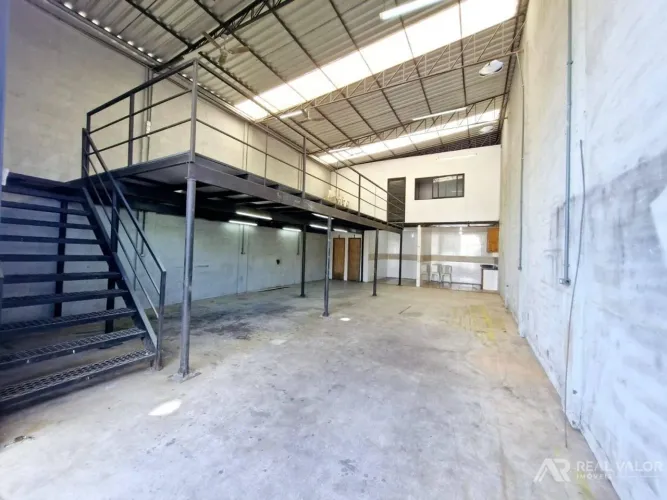 Barracão Comercial/Industrial para Locação de 117m2 mais Mezanino no Bairro Eucaliptos / L
