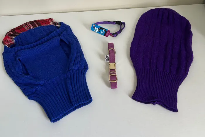 Kit com 2 roupas em tricô e 2 coleiras para pets