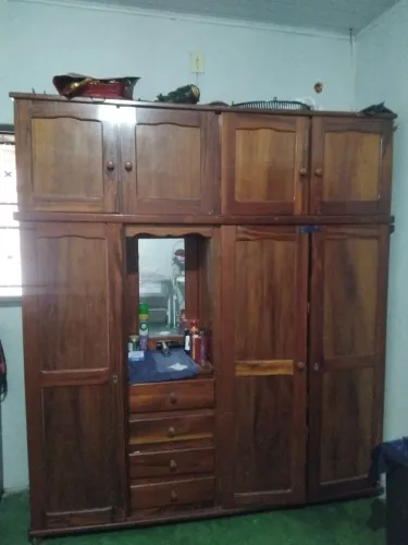 Vendo esse guardo roupa de madeira 