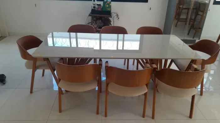 Mesa de Jantar com 08 cadeiras de Madeira