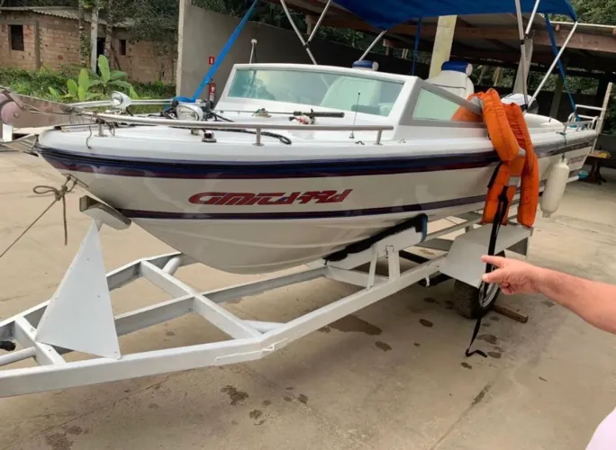 Lancha de laser ou pesca