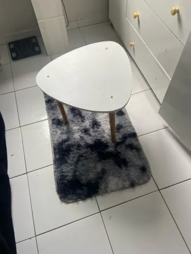 Mesa pequena de madeira