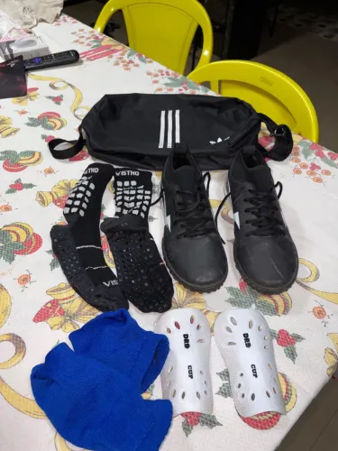Vendo chuteira tamanho 38 , acompanha 2 meião , caneleira e bolsa