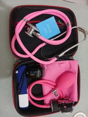 Kit de enfermagem, contém estetoscópio, esfigmomanômetro, oxímetro e um garrote.